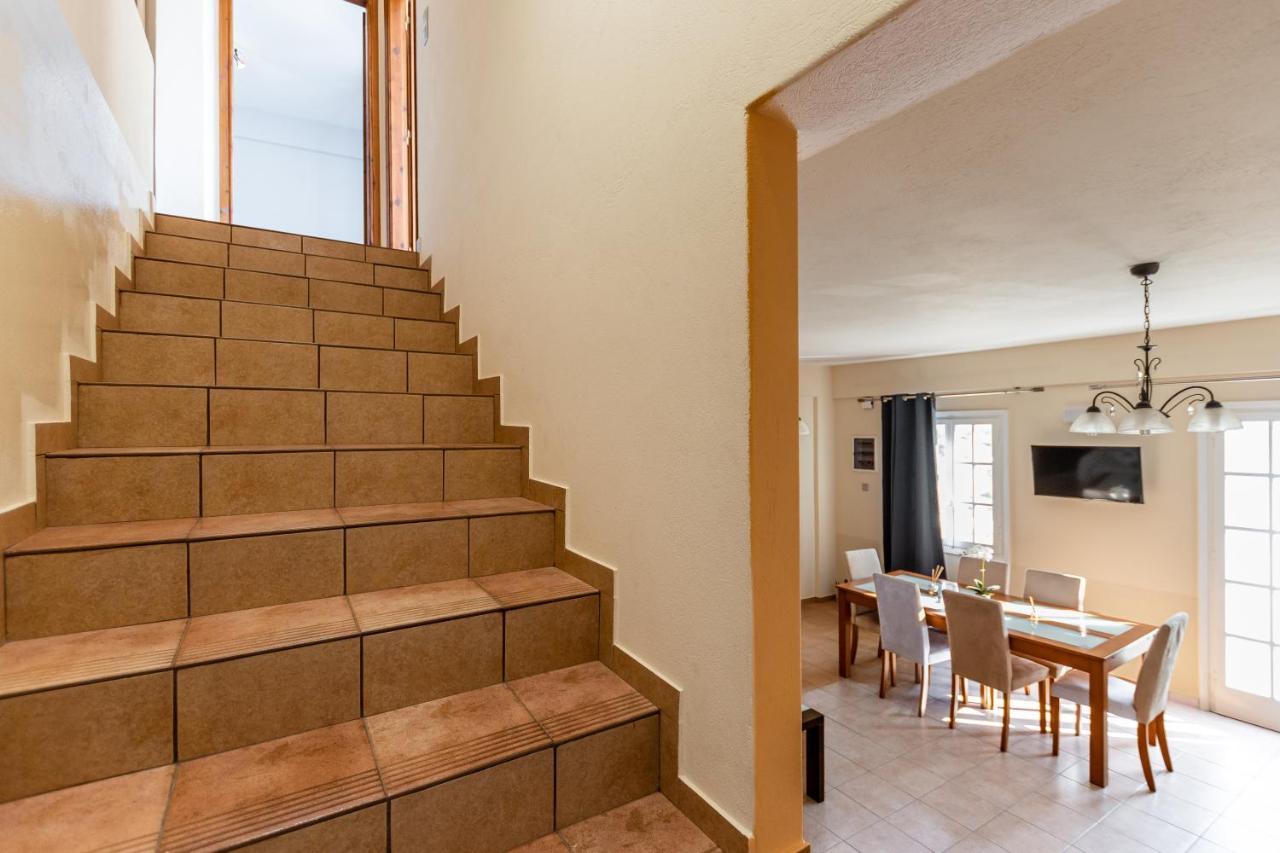 Nick & Debbie'S Two-Storey Apartment Melanes Экстерьер фото